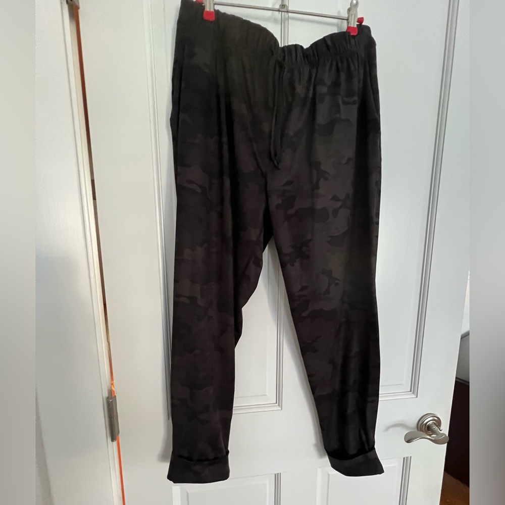 Lululemon pants size 8
